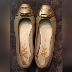 Anne Klein Akunai tan and gold metallic comfort flats sz 7.5-great condition